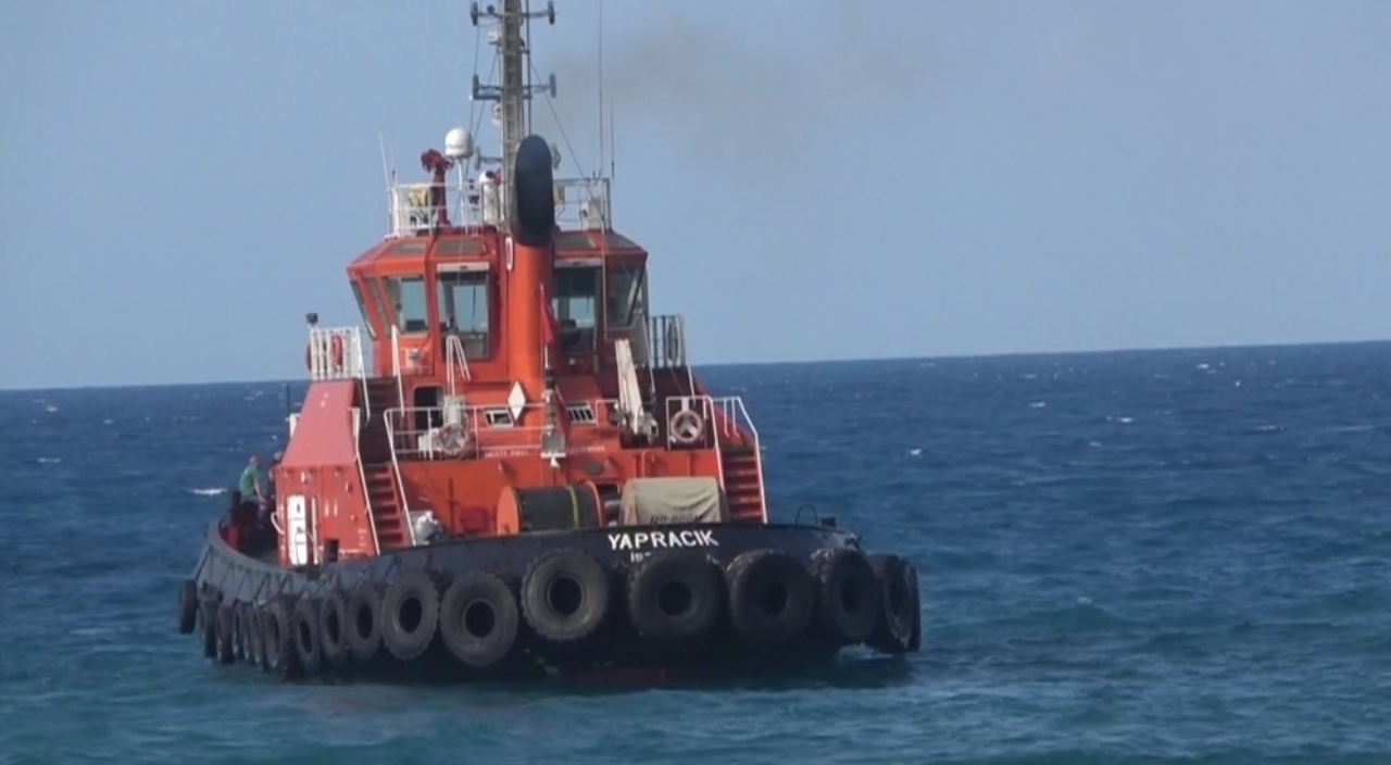 Samandağ Sahilinde petrol temizliği sabahım ilk ışıklarıyla başladı